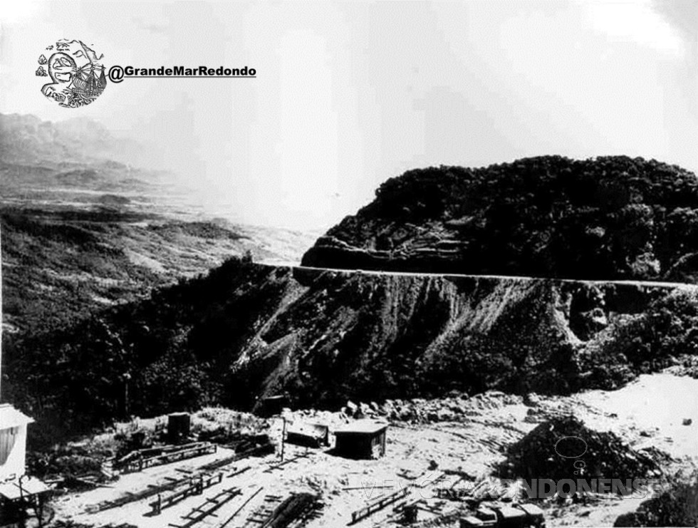 || Serviço de terraplanaGem em trecho da Serra Mar, para implantação da rodovia Curitiba- Paranaguá, na década de 1950.
Imagem: Acervo