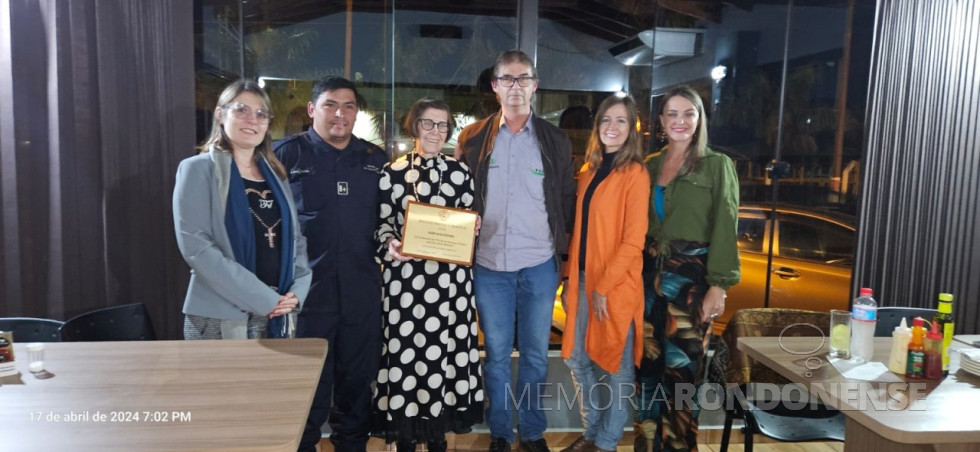 || Solenidade de eentrega da placa de reconhecimento à rondonense Cleci Kleemann pelo Corpo de Bombeiros Voluntários da Raul Peña, em abril de 2024.
Da esquerda à direita:Brig.Gral. Daine Piovesan, comandante Victor Lopes, homenageada, Caio Kleemann, Marise Kleemann e Arlene Kleemann Arnhold, estes filhos da homenageada.
Imagem: Acervo de Wilson José Arnhold - FOTO 23 -