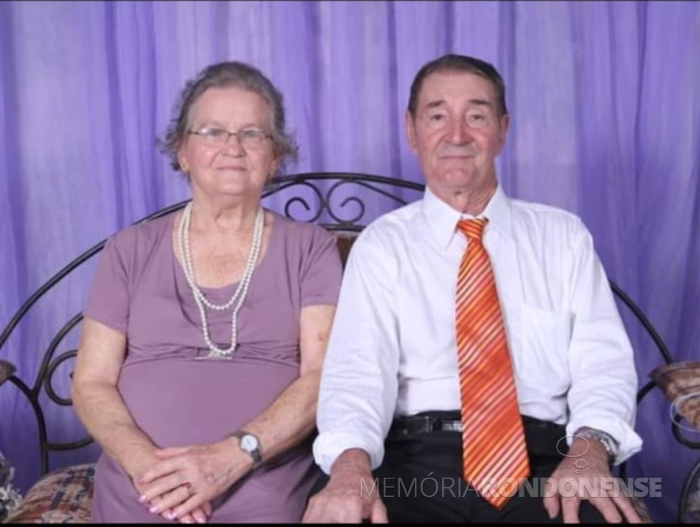 || Casal Voni e Elmo Lauro Gall, na comemoração de suas Bodas de Ouro, na cidade de Canarana (MT), em dezembro de 2001.
Imagem: Acervo Elcina Gall - FOTO 6 -
