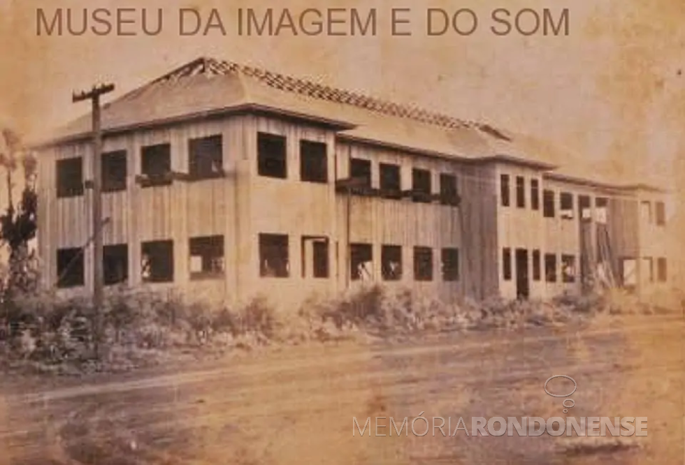 || Colégio Nossa Senhora Auxiliadora, na cidade de Cascavel, em construção em meados de 1956. As aulas no educandário iniciaram em março de 1957.
Imagem: Acervo do Museu da Imagem e do Som Xico Tebaldi - FOTO 2 -