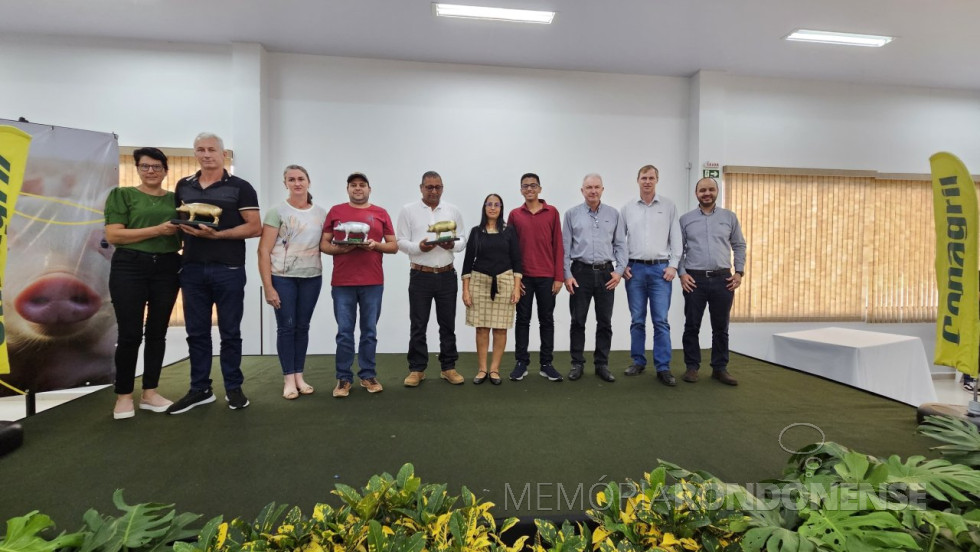 || Dirigentes da Copagril com os premiados no Seminário da Suinocultura 2024, em abril de 2024.
Da direita à esquerda: 2º Ademir Luis Griep, diretor secretário da coopertaiva; e 3º Eloi Darci Podkowa, diretor-presidente da Copagril.
Imagem: Acervo da cooperativa - FOTO 19 -