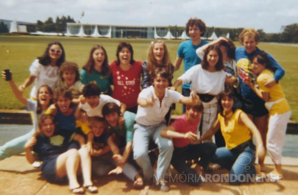 || Comitiva de rondonense em Brasília, em pose em frente ao Plácio da Alvorada, em abril de 1986.
Imagem: Acervo professor doutor Arestides da Silva Junior - FOTO 11 -