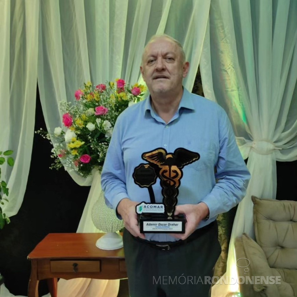 || Contabilista rondonense Ademir Oscar Dreher homeangeado em abril de 2024.
Imagem: Acervo Jane Magele Rockembach Weber - FOTO 28 -