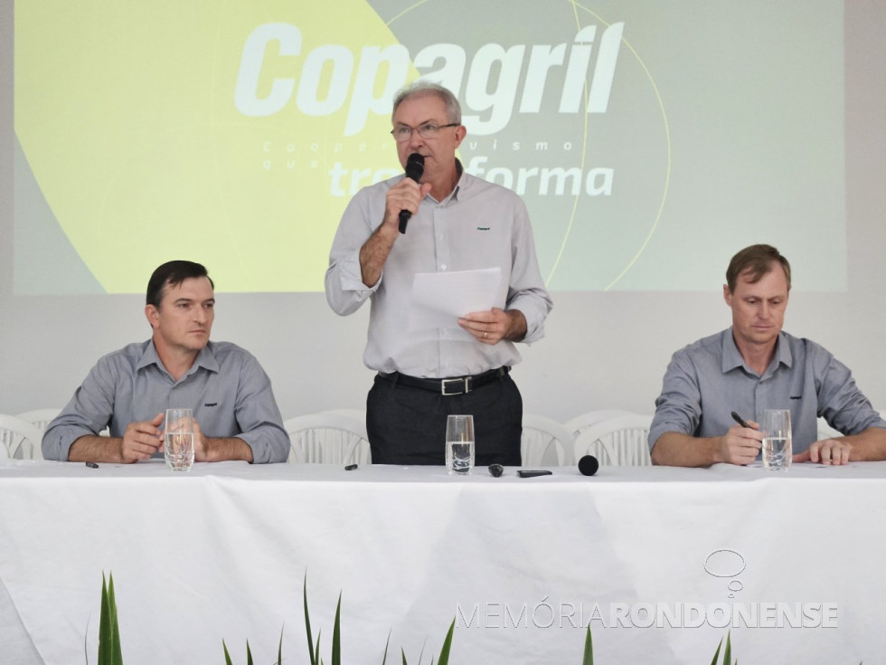 || Eloi Darci Podkowa, diretor-presidente da Copagril, fazendo a exposição sobre a proposta de financiamento junto ao Pronaf, em abril de 2024, ladeado, pelo diretor vice-presidente, Cesar Luis Petry (e) e Ademir Luis Griep, diretor secretário.
Imagem: Acervo da Comunicação da Copagril - FOTO 49 -