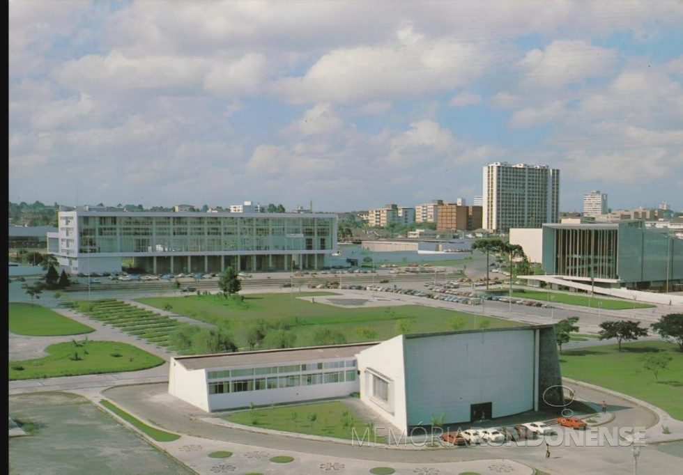 || Centro Cívico em Curitiba. Em 1º plano, o Tribunal do Júrio; ao fundo, o Palácio do Iguaçu, sede do governo do Paraná; à direita, o Palácio 19 de Dezembro, sede do Poder Legislativo, com o novo Plenário, com a sua frente de vidros, este inaugurado em janeiro de 1975.
Imagem de 1970: Acervo de Carlos Sviatowski/Curitiba - FOTO 5 -