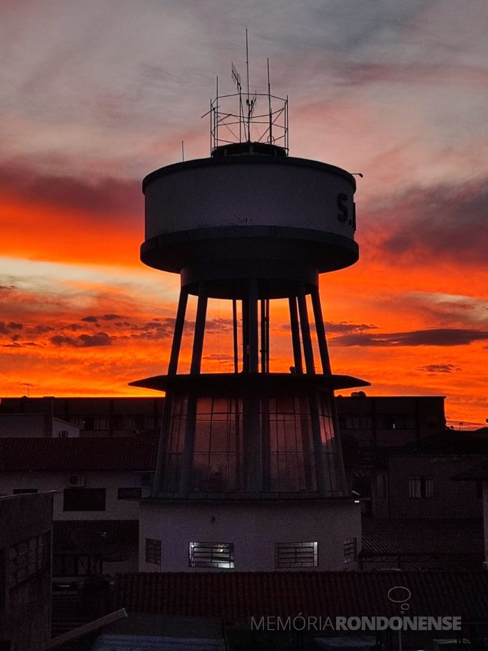 || Outro instantâneo do pôr do sol na cidade de Marechal Cândido Rondon, em 04 de maio de 2024.
Imagem: Acervo e crédito de Rafael Miguel Sturm - FOTO 22 -