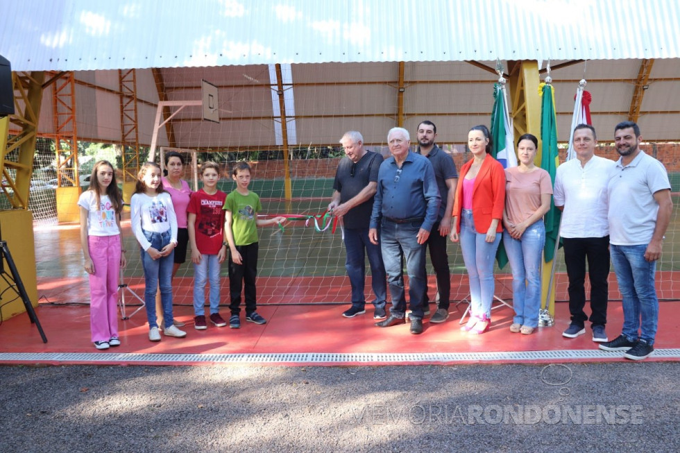 || Desenlace da fita de inauguração da quadra coberta da Escola Municipal Júlia Wanderley, pelo prefeito municipal em exercício Hilário (ila) Hofstaetter, em maio de 2024.
Da esquerda à direita: Roná Fernanda da Costa, Mayara Gabriela Strelow, Meridiana Luciana Soares, presidente da APM; Julia Carolina Prass, Vilson Gustavo Crepim, prefeito, vereador Pedro Rauber, secretário municipal de Educação, prof. Fernando Volpato; professora Gracielei Cristiane Rambo, diretora da escola; professora Danieli Balkau Schmoeller, Vanderlei Caetano Sauer, vereador Adriano Backes e
Imagem: Acervo Depto. Imprensa - PM-MCR - FOTO 17 -
