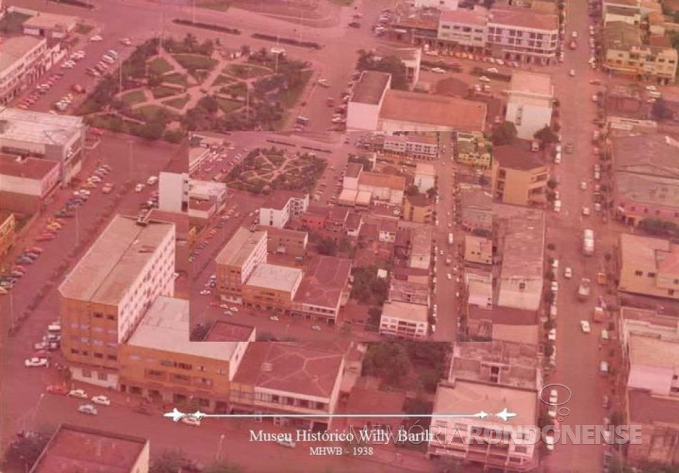 || Vista parcial aérea de Toledo, em abril de 1976, tendo em destaque a Praça Willy Barth, antes Praça Rui Barbosa.
Doador: Robson Nogueira, em 1996.
Imagem Acervo e legenda do Museu Histórico Willy Barth (Toledo) - FOTO 5