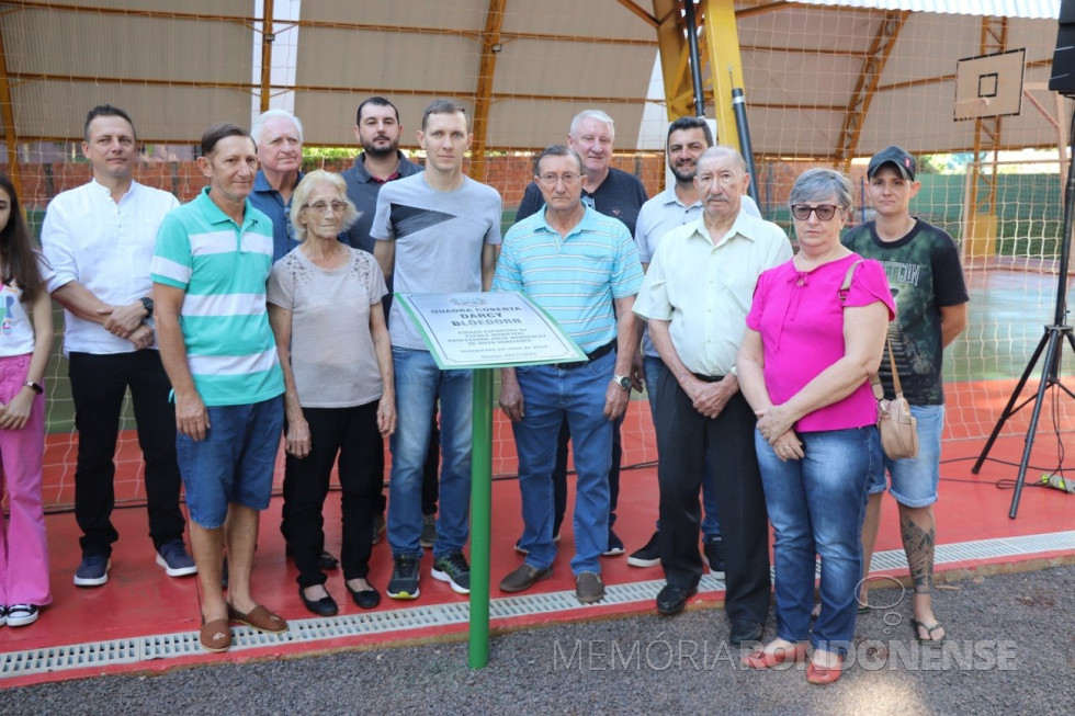 || Familiares do homenageado Darcy Bloedorn: da esquerda à direita, na primeira filla: Lírio Ruppenthal (sobrinho), Hedi Ruppenthal (irmã), Rodrigo Bloedorn (sobrinho), Lauro Bloedorn (irmão), Renato Bloedorn (irmão), Noeli Bloedorn (cunhada), Meiri Priscilla Ruppenthal (sobrinha).
Imagem: Acervo Imprensa PM-MCR - Identifiação de Egomar Schmidt - FOTO 18 -