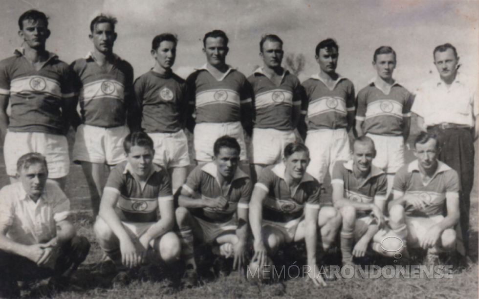 || Uma das primeiras equipes de futebol de campo do Oeste Paraná Futebol Clube: da esquerda à direita, em pé: Nirson Scherer (Tenente), Heinz Marzinkowski, Ehrenfried (Bobi) Welzel, Erich Krepsky, Anselmo Lemke, Dimas Batistti, Eloi Fischer e Evaldo Kotsler (árbitro).
Agachados: Lauro Weirich (técnico), Dorneles Jochims, Eurides ... (Tatu, era do atual distrito rondonense de Porto Mendes; Hugo Feiden, Eno Zilmer e Helmuth Marzinskowski.
Imagem: Acervo Projeto Memória Rondonense - FOTO 2 -