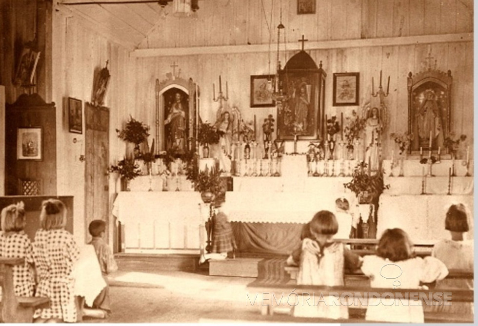 || Primeiro altar da Matriz São João Batista, de Foz do Iguaçu, que foi queimado no incêndio de maio de 1925.
Imagem: Acervo da Matriz referida - crédito do cromo de Harry Schinke - FOTO 7 -