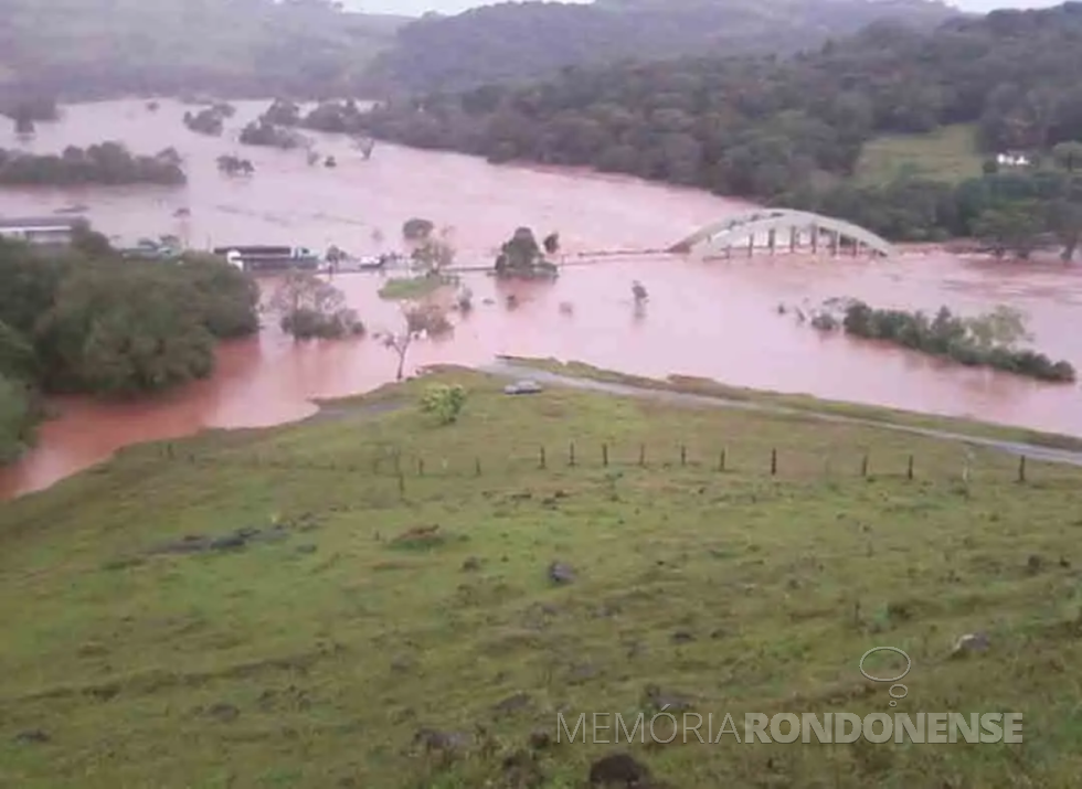 || Enchente do Rio Cavernoso em junho de 2014.
Imagem: Acervo Portal Cantagalo - FOTO 8 -