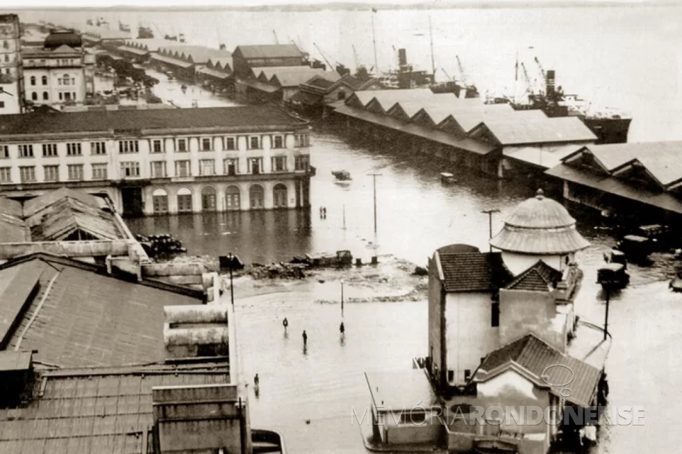 || Região portuária de Porto Alegre tomada pelas águas do Rio Guaíba, na grande enchente de 1941.
Imagem: Acervo Ronaldo Bastos/GZH/Reprodução - FOTO 3 -
