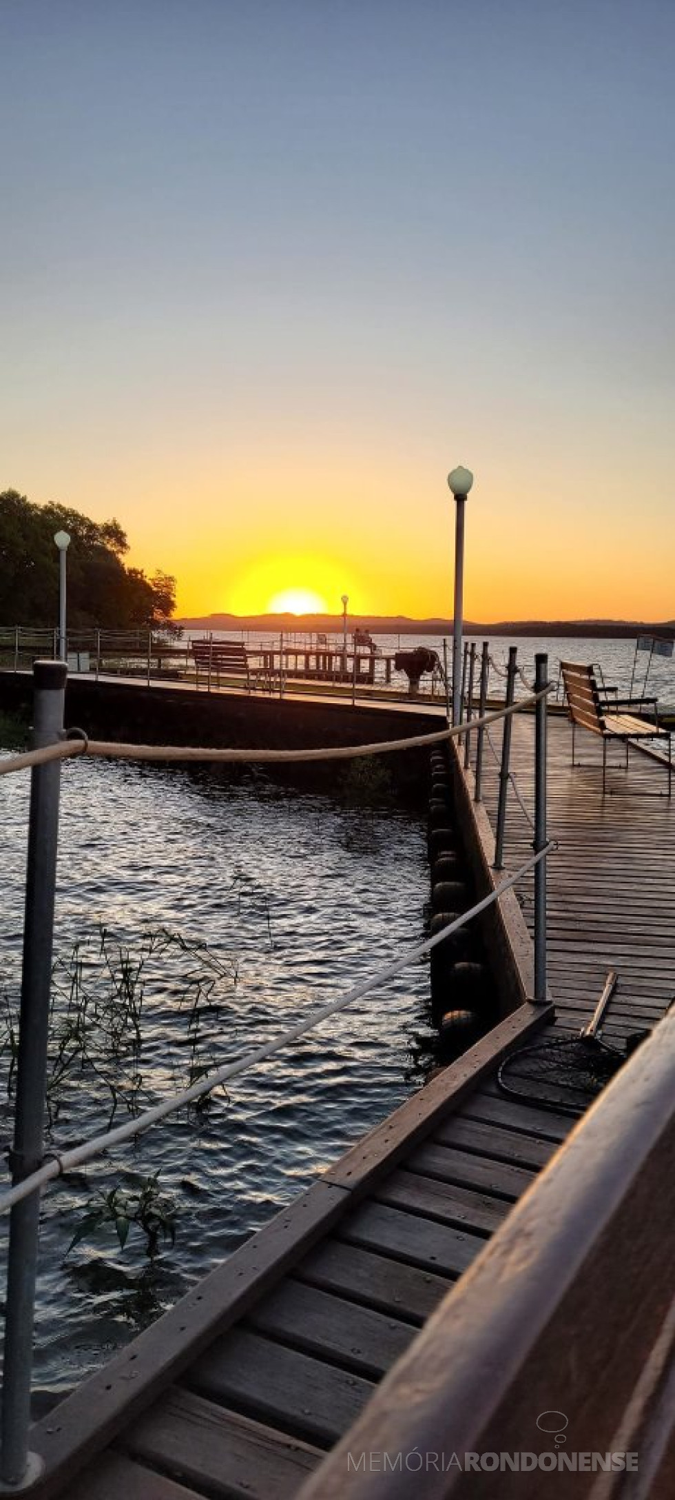 || Pôr do sol no município de Marechal Cândido Rondon, em 07 de maio de 2024.
Instantâneo fotografado a partir da Clube Náutico no distrito rondonense de Porto Mendes pela pioneira rondonense Ilda Bet - FOTO 20