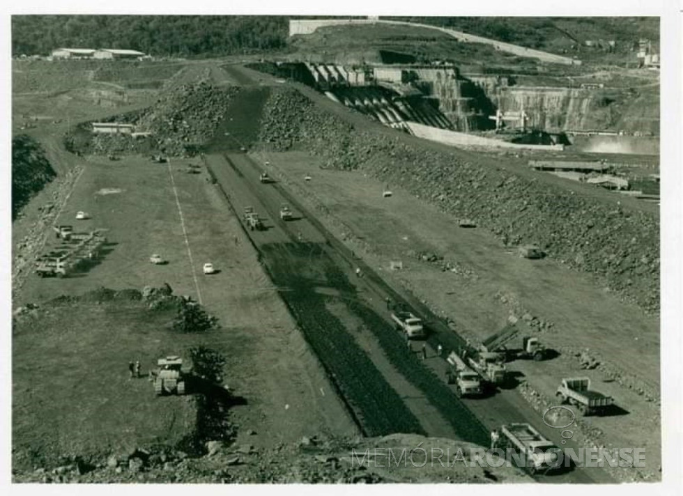 || Outro instantâneo da construção da barragem da Usina Hidrelétrica de Salto Osório.
Imagem: Acervo TM TV - FOTO 10 -