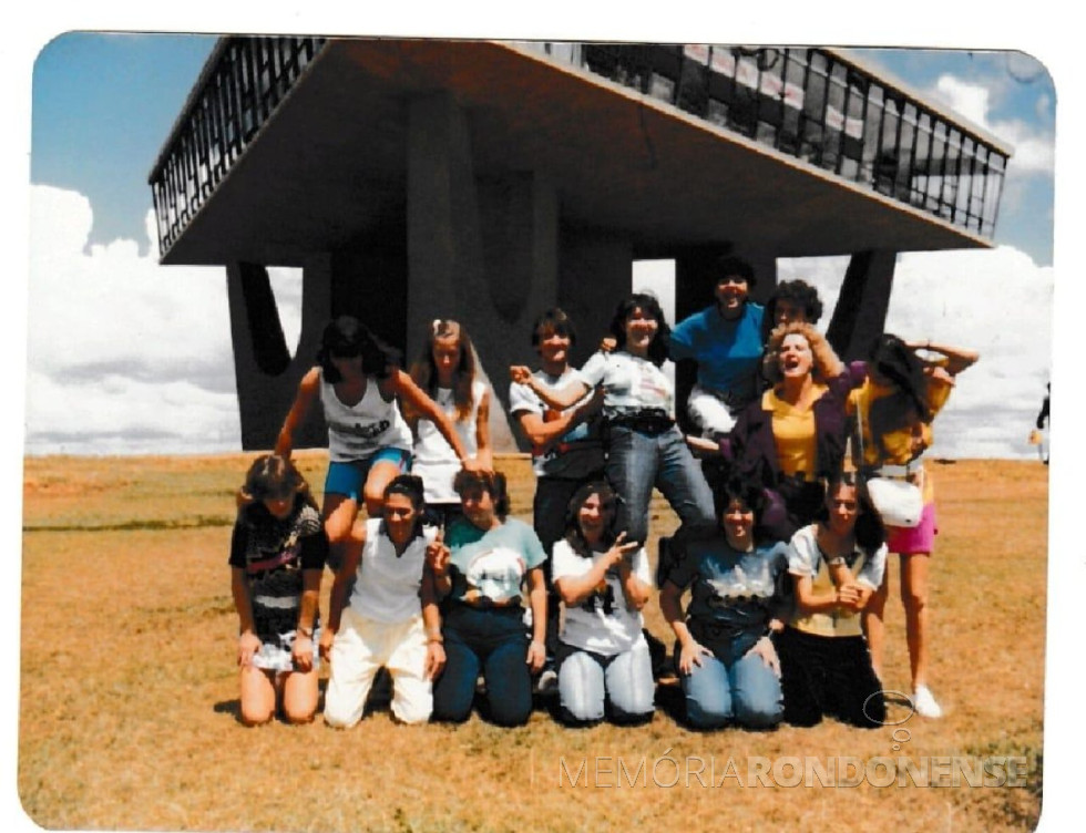 | Comitiva rondonense em Brasília, em pose em frente da torrde de televisão, em abril de 1986.
Imagem: Acervo professor doutor Arestides da Silva Junior - - FOTO 12 -