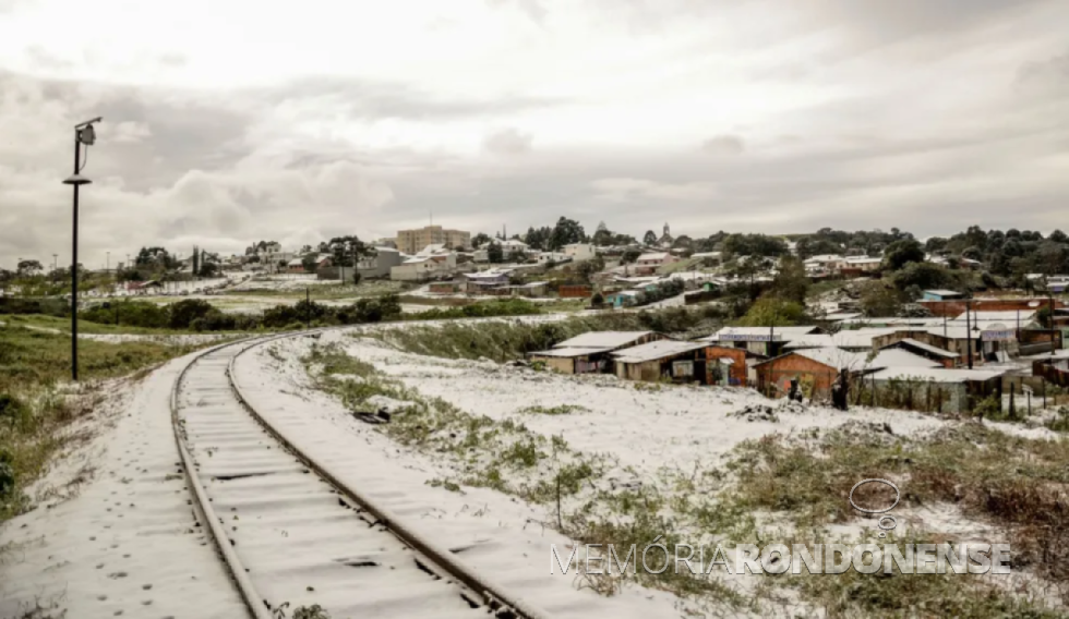 || Outro instantâneo da queda de neve na cidade de Guarapuava, em julho de 2013.
Imagem: Acervo Kallyandra Ágatha Müller / arquivo pessoal / RPC / g1.globo ... - FOTO 14 -