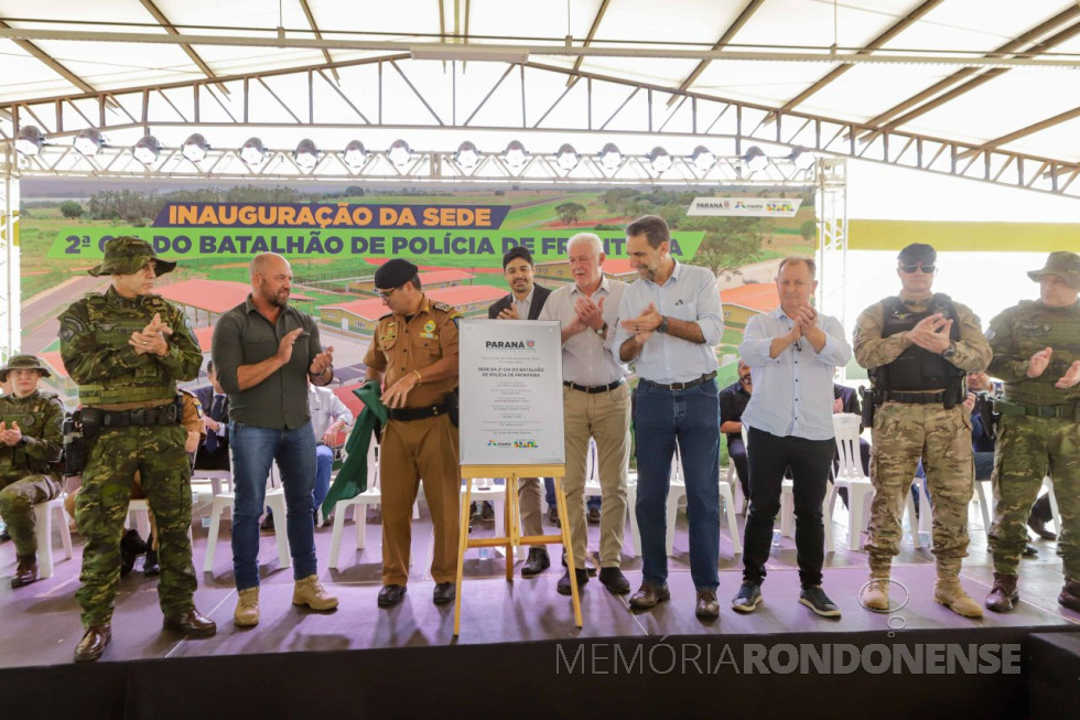 || Solenidade de inauguração da nova sede na 2ª Cia. do Batalhão de Polícia de Fronteira (NFRON), na cidade de Guaíra, em junho de 2024.
Imagem: Acervo AEN.PR - crédito de Roberto DziuraJr - FOTO 22 - 
Da esquerda à direita: 1 e 2º - não identificados, 3º - secretário de Estado de Segurança Pública, Hudson Leôncio Teixeira, 4º - Gileade Osti, 5º prefeito municipal Heraldo Trento, 6º diretor brasileiro da Itaipu Binacional, Enio Verri; 7º -deputado estadual Elton Welter, e 8º e 9º - não identificados.
Imagem: Acervo AEN - crédito de Roberto Dziura Jr. FOTO 22 -