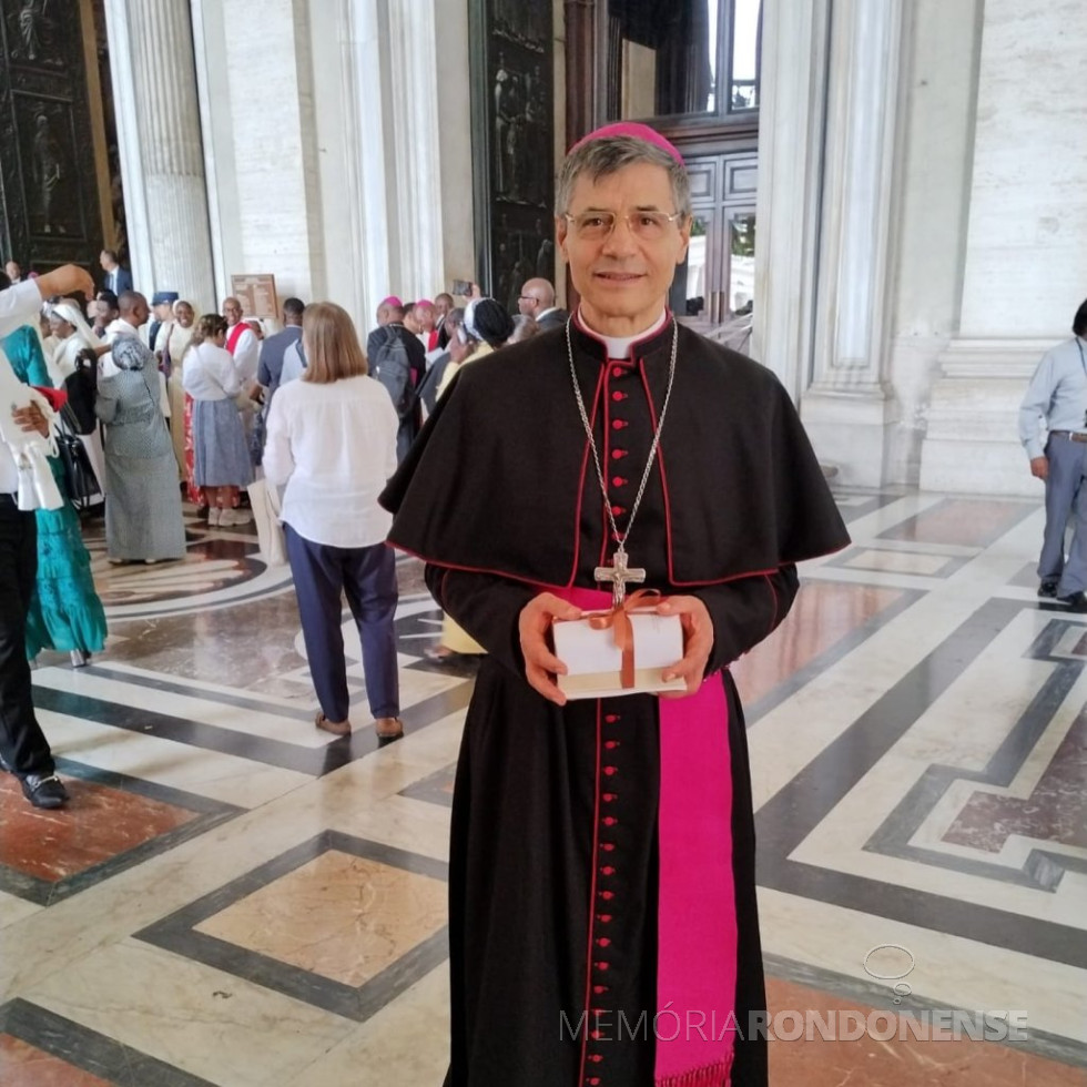 || D. José Mario Scalon Angonese com o estojo contendo o seu pálio episcopal, na Basílica de São Pedro.
Imagem: Acervo Arqudiocese de Cascavel - FOTO 28 -