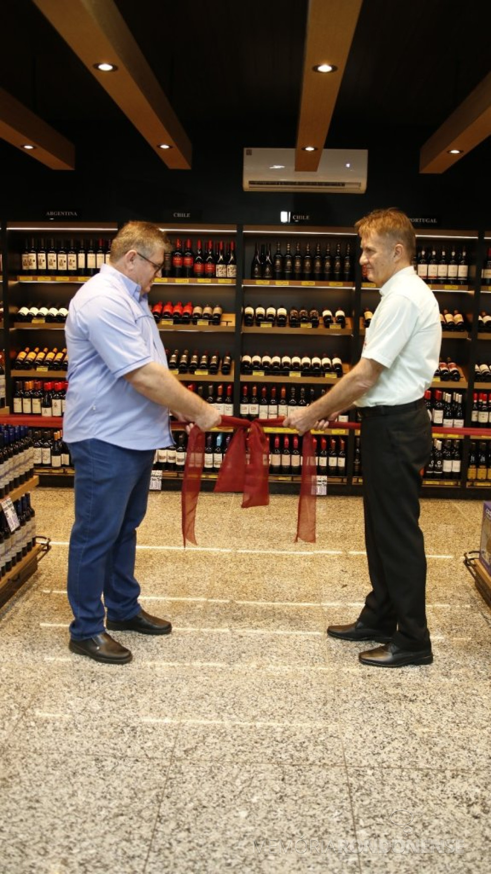 || Inauguração da adega de vinhos e espaço de produtos importados do Supermercado Cercar, em junho de 2024.
Imagem: Acervo Maira Bier - FOTO 28 -