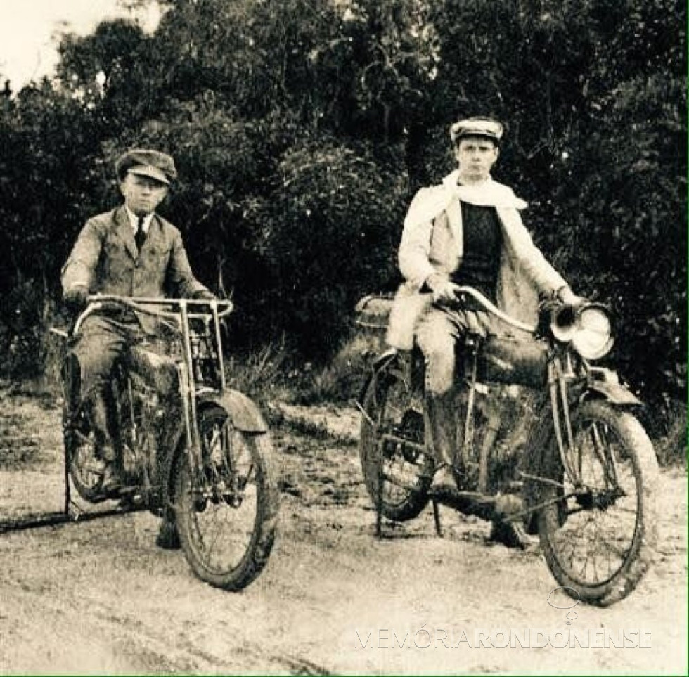 || Afonso Lange e Ricardo Wagner, protagonistas da 1ª viagem de motocicleta em uma estrada paranaense, em agosto de 1923.
Imagem: Acervo de Carlos Sviatowski / Acervo Ponta Grossa Histórica - FOTO 5 -