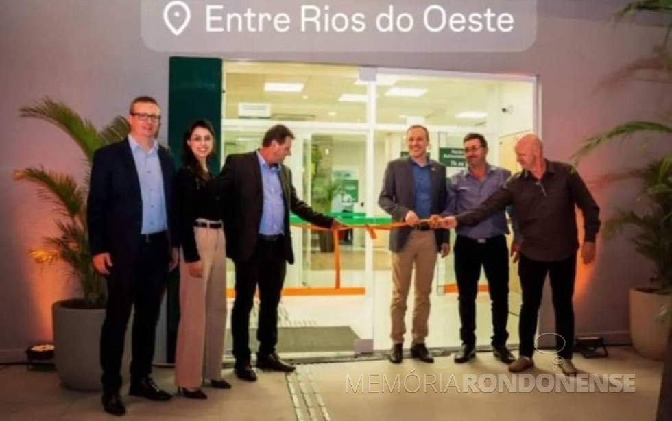 || Desatamento da fita de inauguração da agência do Cresol, na cidade de Entre Rios do Oeste, em junho de 2024.
Imagem: Acervo Celito Rauber - FOTO 22 -