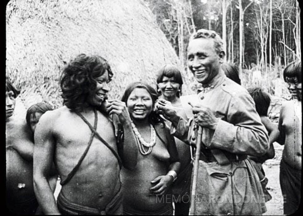 || Registro do então tenente-coronel Cândido  Rondon ao lado do chefe Nambikwara e sua esposa: o barulho do relógio de bolso provoca sorrisos. Imagem: Acervo Museu do Índio / Funai - FOTO 3 -
