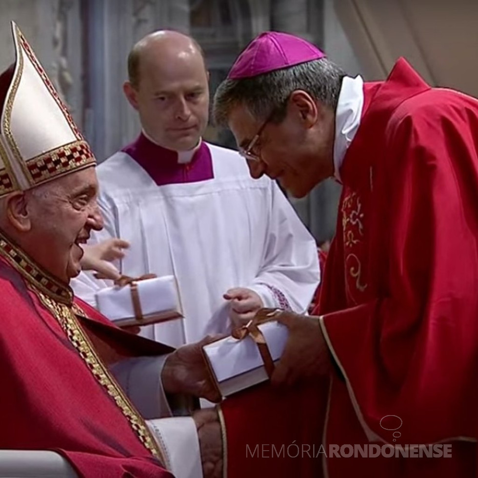 || D. José Mario Scalon Angonese, arcebispo de Cascavel, recebendo o pálio episcopal das mãos do Papa Francisco, em final de junho de 2024.
Imagem: Acervo da Arquidiocese citada - FOTO 27 -