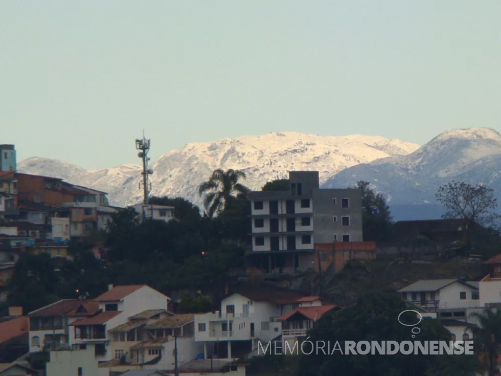 || Serra da Tabuleiro coberta de neve vista desde a cidade catarinense de Palhoça , em julho de 2013.
Imagem: Acervo Valéria Ribeiro / Divulgação /g1.globo/SC / ...- FOTO 16 -