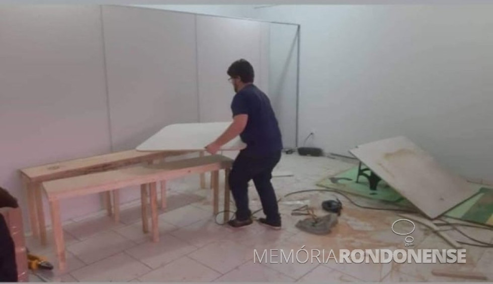 || Gabriel Bersch, diretor de operações da Paraná Mídias, na montagem do cenário e banca para a apresentação do 1º programa