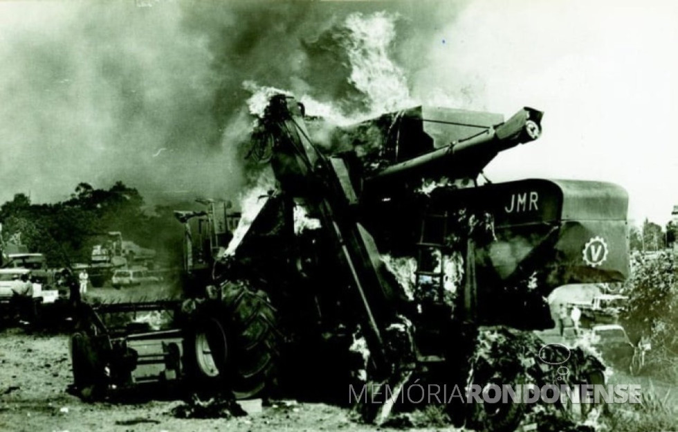 || Queima de colheitadeira na BR 277, no Protesto Nacional dos Agricultores, por causa dos baixos preços pagos pelos produtos agrícolas, em junho de 1989.
Imagem: Acervo do historiador Alceu Sperança (Cascavel) - FOTO 10 -
