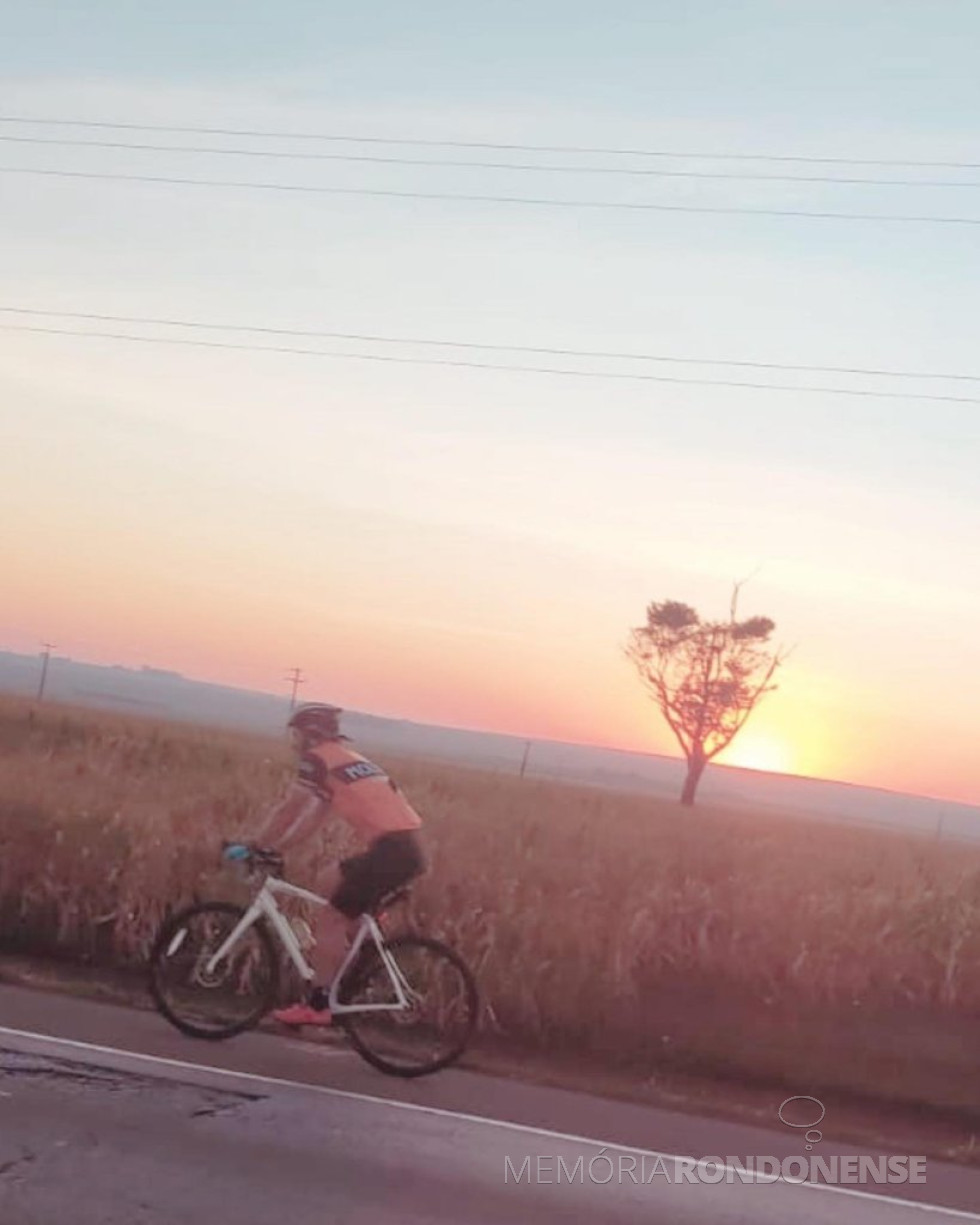|| Despontar do sol no município de Guaíra (PR), região do distrito de Bela Vista, em 09 de junho de 2024.
Em destaque, o ciclista rondonense Cristiano Marlon Viteck.
Imagem: Acervo pessoal - FOTO 30 -