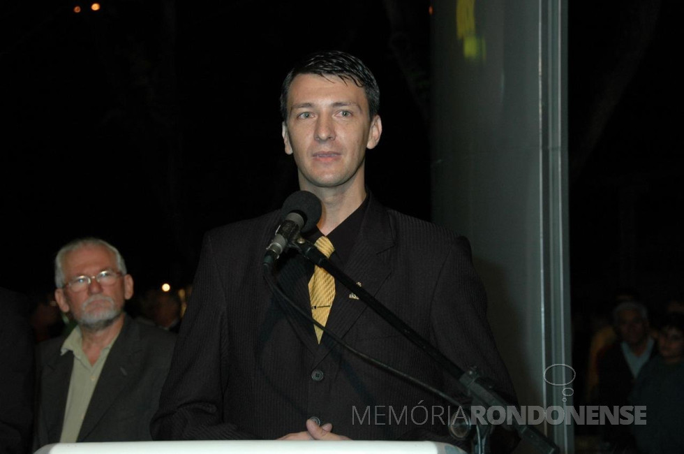 || Gilson Metz, gerente da agência da Avenida Maripá da Sicredi Alinaça PR/SP, no dia da inaguração da unidade de atendimento, em abril de 2007.
Imagem: Acervo Gilson Metz - FOTO 8 -
