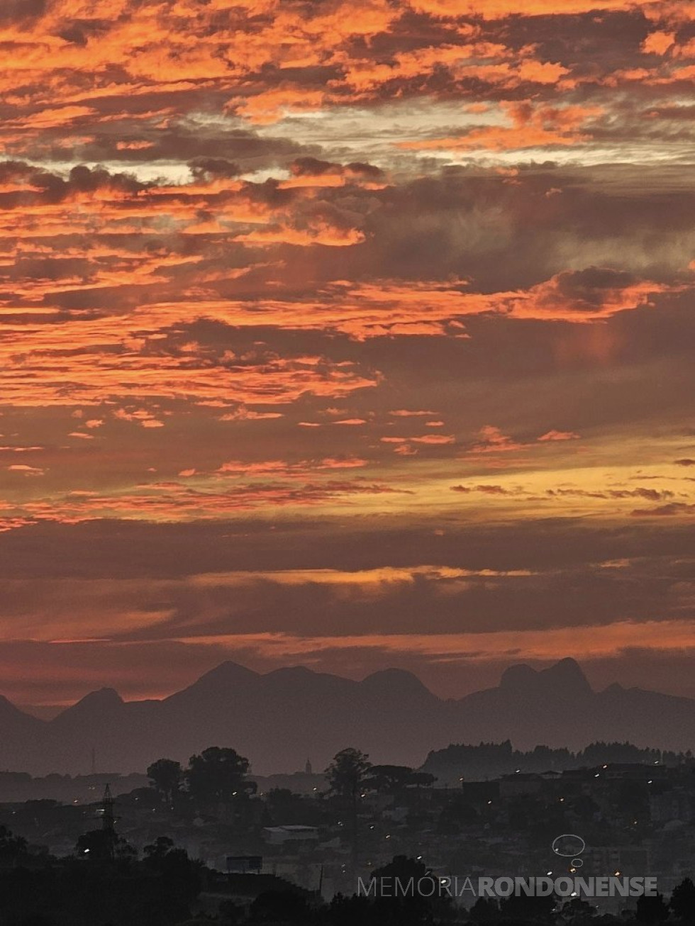 || Amanhecer na Capital Paranaense em 22 de junho de 2024, com vista para a Serra do Mar.
Imagem: Acervo de Angelyna Kierdel - FOTO 20 -