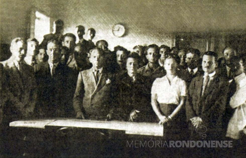 || Posse do militar Frederico Trotta com 2º governador do extinto Território Federal do Iguaçu, em março de 1946.
Imagem: Acervo Gazeta do Povo - FOTO 5 -