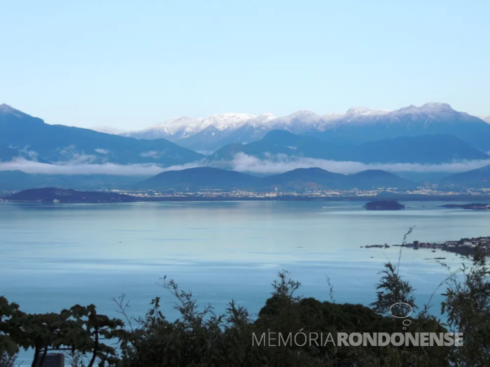 Montanhas da Serra do Tabuleiro cobertas de neve, avistadas desde Florianópolis, em julho de 2013.
Imagem: Acervo e crédito de Fernanda Burigo / g1. globo / SC / ... - FOTO 15 -