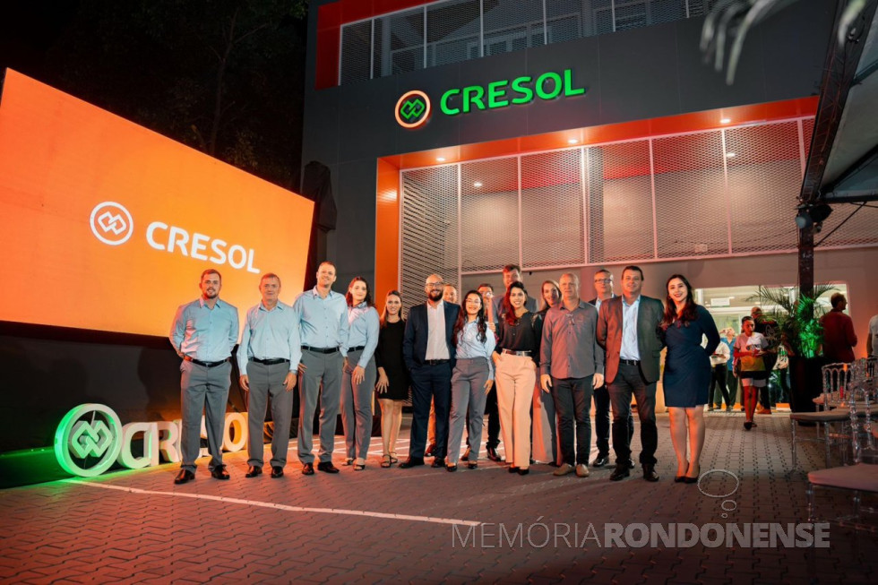 || Outro instantâneo da inauguração da unidade de atendimento do Cresol, na cidade de Entre Rios do Oeste, em junho de 2024.
O 2º, da esquerda à direita, é Celito Rauber, coordenador regional do Cresol na região de Marechal Cândido Rondon.
Imagem: Acervo Celito Rauber. - FOTO 23 -