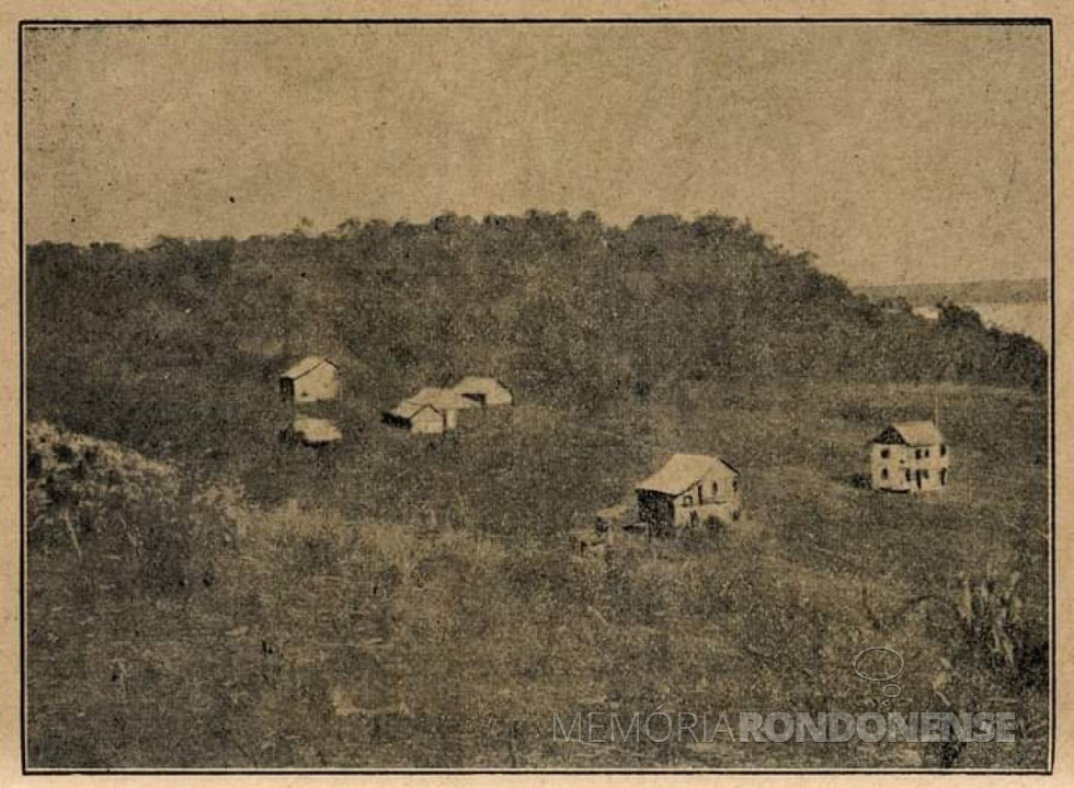|| Moradias pioneiras em Hohenau, Paraguai, em 1907. À direita, vê-se o Rio Paraná.
Imagem: Acervo