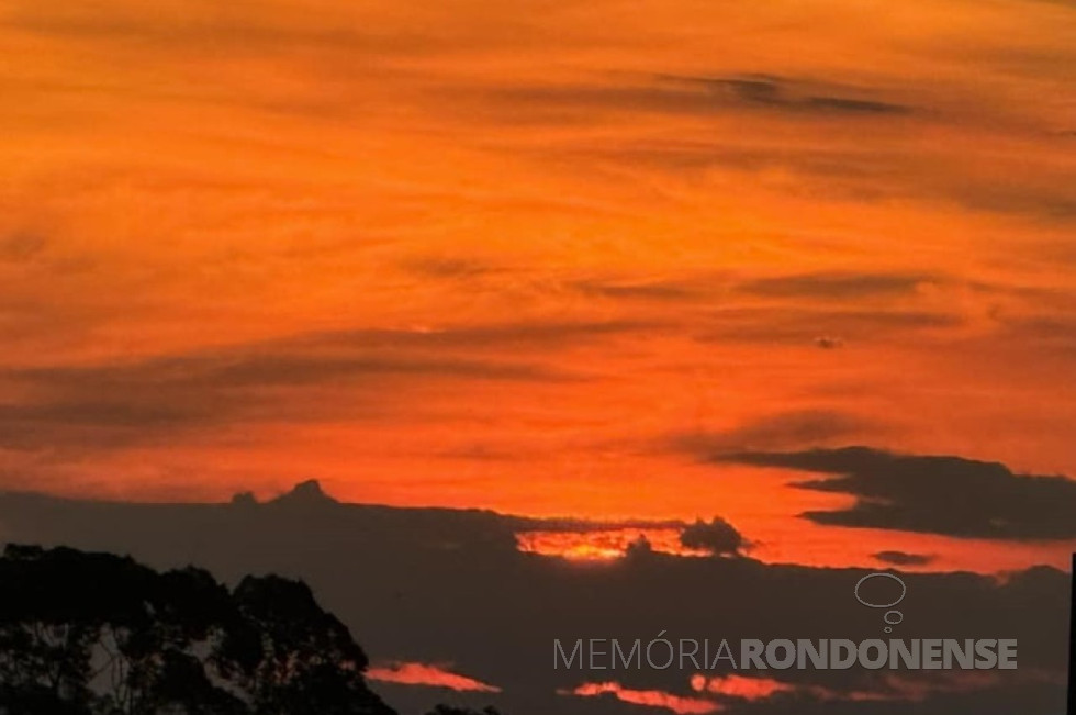 || Pôr do sol no Oeste do Paraná, fotografado na região da cidade de Cascavel, em 29 de junho de 2024.
Imagem: Acervo e crédito Aílton Santos / Tarobá / Facebook - FOTO 26 -