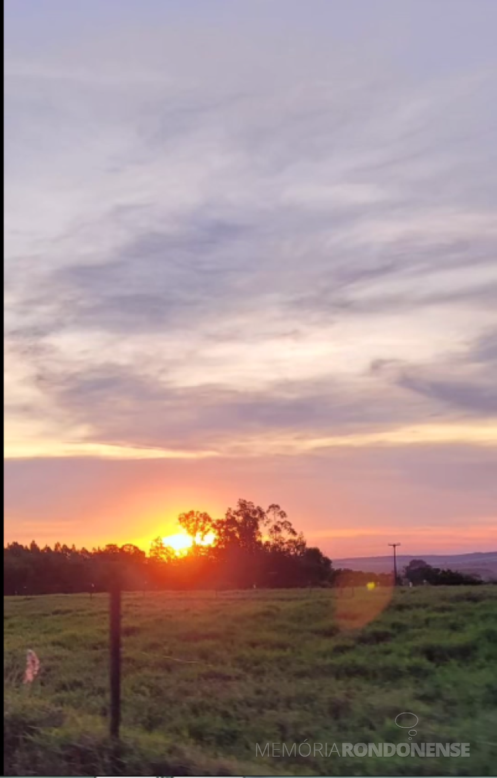 || Pôr do sol em Marechal Cândido Rondon, clicado na região do distrito de Porto Mendes, em 27 de junho de 2024.
Imagem: Acervo e crédito da pioneira rondonense Ilda Bet - FOTO 24 -