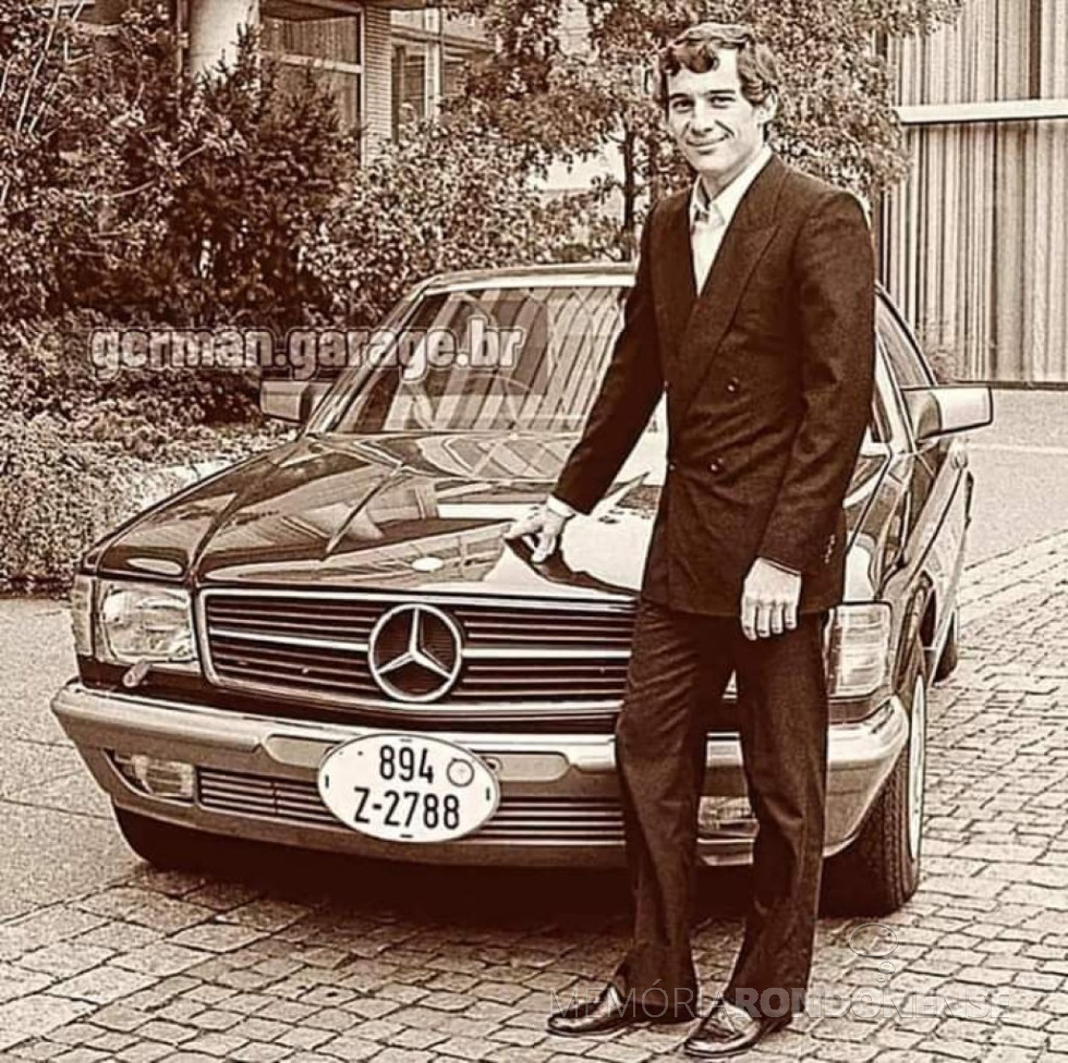 || Ayrton Senna recebendo na fábrica da Mercedes, em Sttugart, Alemanha, com apenas 25 anos, um Mercedes 500 SEC 1985 zero km. Com carroceria W126, considerado um dos mais belos cupês feitos pela Mercedes Benz. O veículo está com placa provisória para transitar pela Alemanha até ser levado a então residência de Senna na Inglaterra.Inclusive o carro tem volante à direita.
Imagem: Acervo Rotina - FOTO 14 -