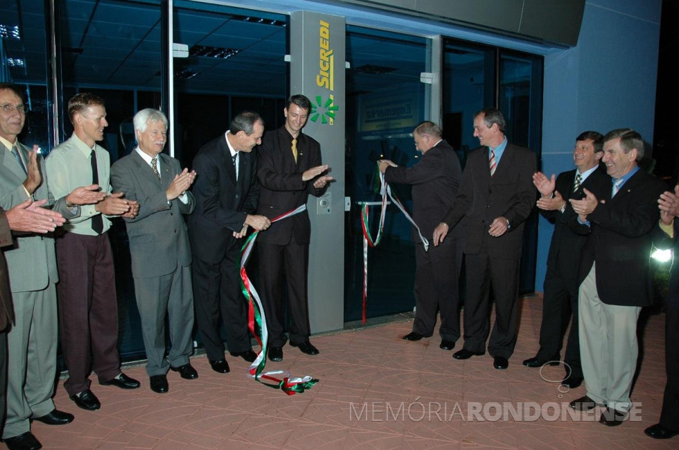 || Desatamento fita de inaguração da agência da Avenida Maripá da Sicredi Aliança PR/SP, em abril de 2007. Da esquerda à direita: Mengarda, diretor secretário da Copagril; João Paulo Koslowski, presidente da Organização das Cooperativas do Estado do Paraná (OCEPAR); Manfredo Dasembrock, diretor-presidente da Central Sicredi Paraná; Gilson Metz, gerente da agência; Adolfo Rudolfo Freitag, diretor-presidente da Sicredi Aliança PR/SP; Edson Wasem, prefeito municipal de Marechal Cândido Rondon, e deputado estadual Elio Lino Rusch.
Imagem: Acervo Gilson Metz - FOTO 7 -