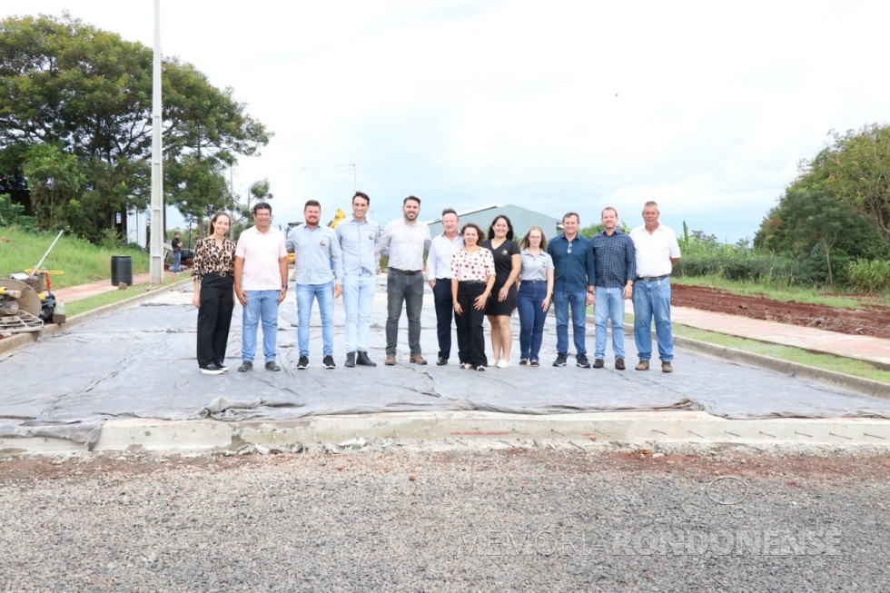 || Casal Marize Regina Felizardo Cota e Edemar Wolstein (6º e 7º da esquerda à direita), com a equipe técnica e autoridades de Pato Bragado, no começo da implantação do projeto de pavimentação rígida, em maio de 2024.
Da esquerda à direita: Nathiê Koch, desenhista da Prefeitura Municipal de Pato Bragado; engenheiro civil Jair Marcelino, Lucas Blatt, secretário de Planejamento da Prefeitura Municipal de Pato Bragado; John Nodari, vice-prefeito de Pato Bragado, 8º - engenheiro civil Alexandre Maschio, Luiza C. Boll Nunes, diretora do Departamento de Engenharia da Prefeitura Municipal de Pato Bragado; Jair Bokorni, ex-vereador do município de Entre Rios do Oeste; Cesar Rieger, e Romeu Wiebrantz da empresa executora da obra.
Imagem: Acervo Edemar Imóveis - FOTO 35 -