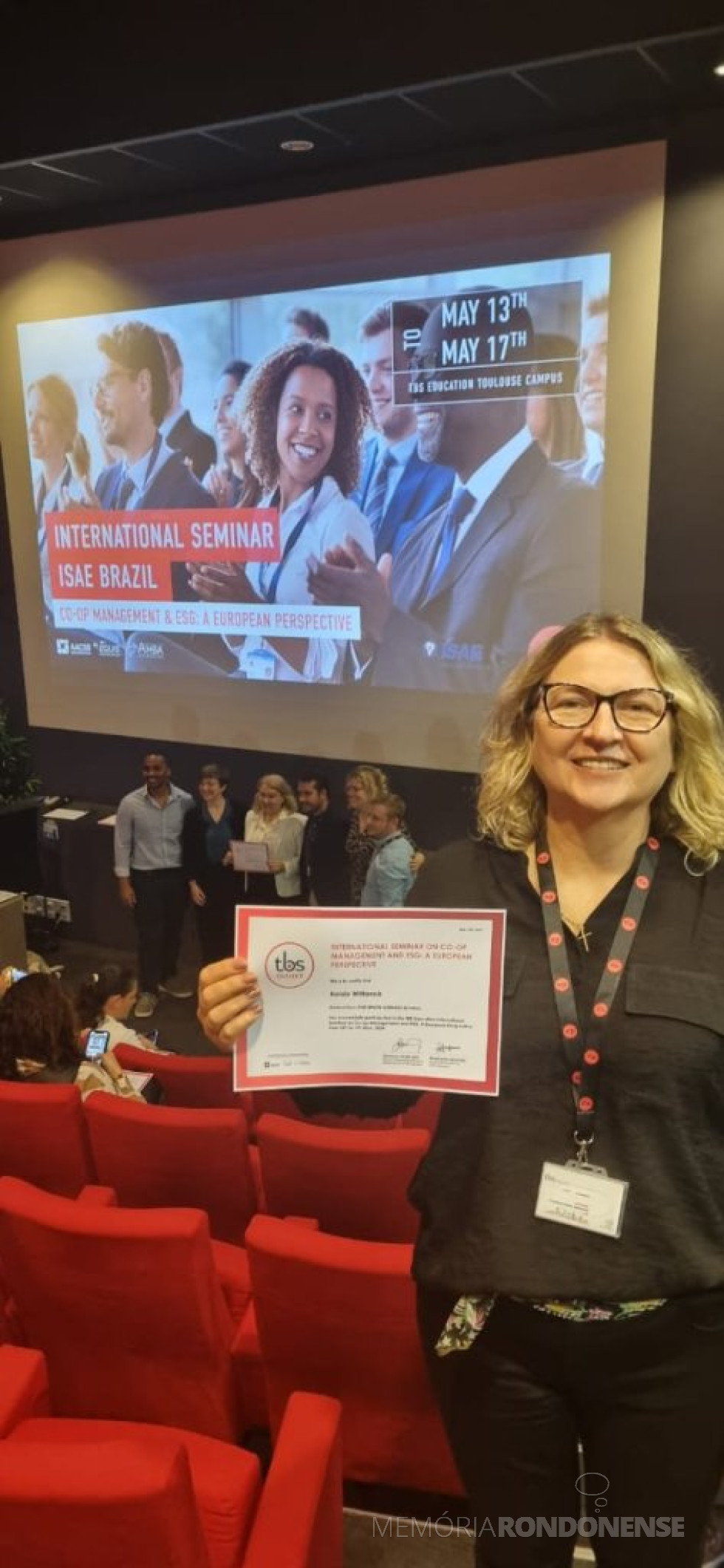 || Nelsi Mittanck, gerente de qualidade da Copagril, com certificado de sua participação no Programa Internacional: Gestão de Cooperativas ESG (Environment, Social & Governance), na cidade Toulouse, em maio de 2024.
Imagem: Acervo pessoal - FOTO 18 -
