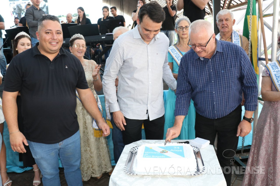 || Corte do bolo alusivo aos 34 anos de emnacipação do município de Pato Bragado, em junho de 2024.
Da esquerda à direita: vereador Jonatan Fernandes, presidente da Câmara Municipal; John Nodari, vice-prefeito municipal e Leomar Rohden, prefeito municipal.
Imagem: Acervo imprensa da PM-PB - FOTO 23 -