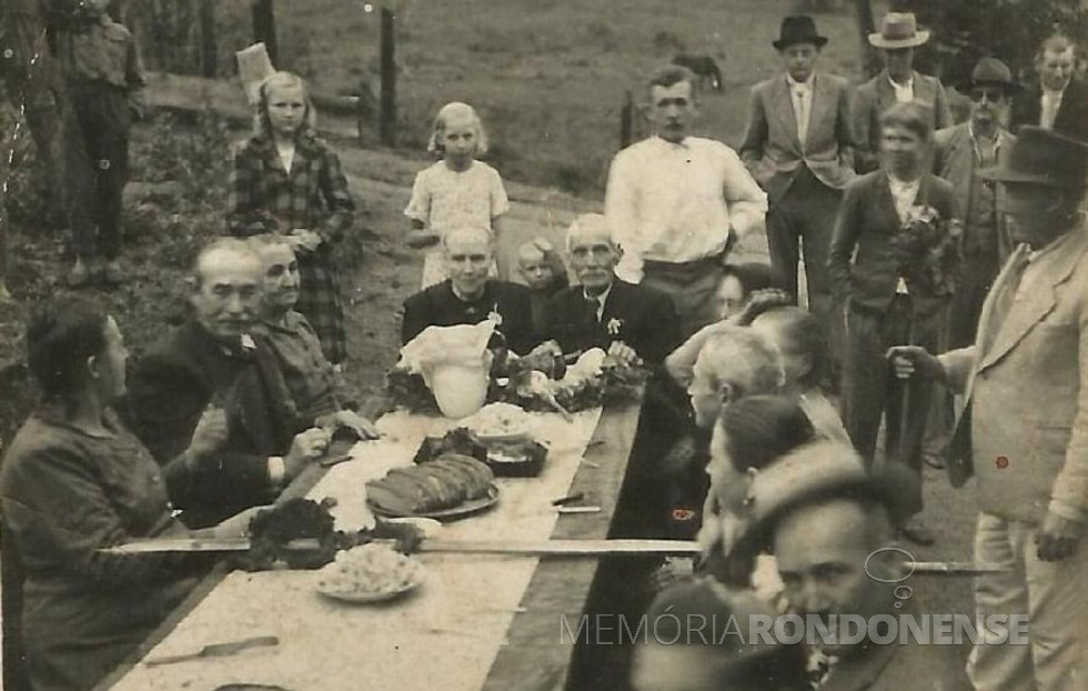 || Pioneiro rondonense Carlos Brawers com a esposa na ponta da mesa, num eveno no Rio Grande do Sul.
Ele é tido como 1ª pessoa adulta falecida em Marechal Cândido Rondon, em julho de 1952.
Imagem: Acervo de Lauro e Elfrida Schöne - FOTO 7-