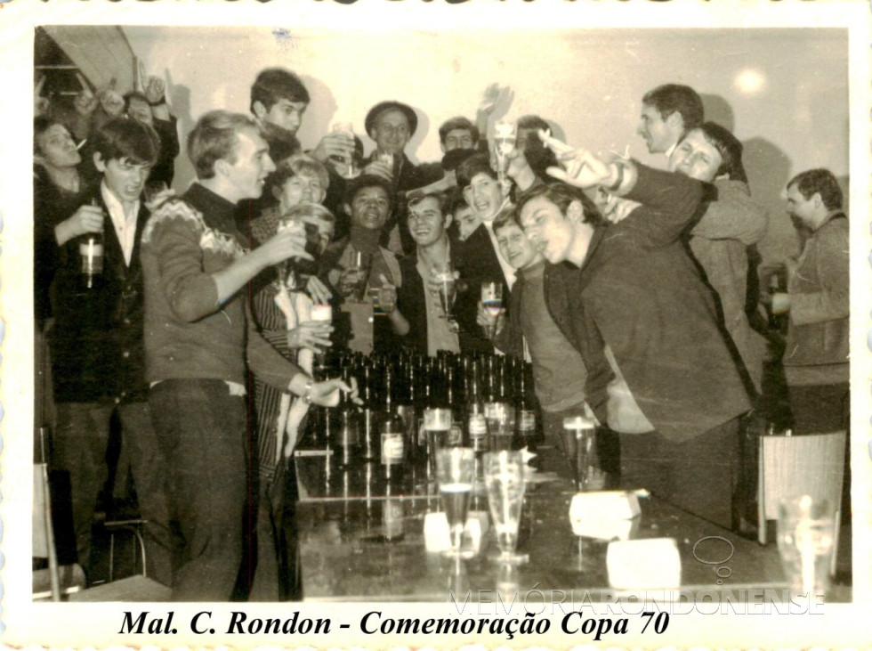 || Comemoração do título de Tricampeão  da Seleção Brasileira, com cervejada no extinto Salão Wayhs, em junho de 1970.
Imagem: Acervo Projeto Memória Rondonense - FOTO 4 -