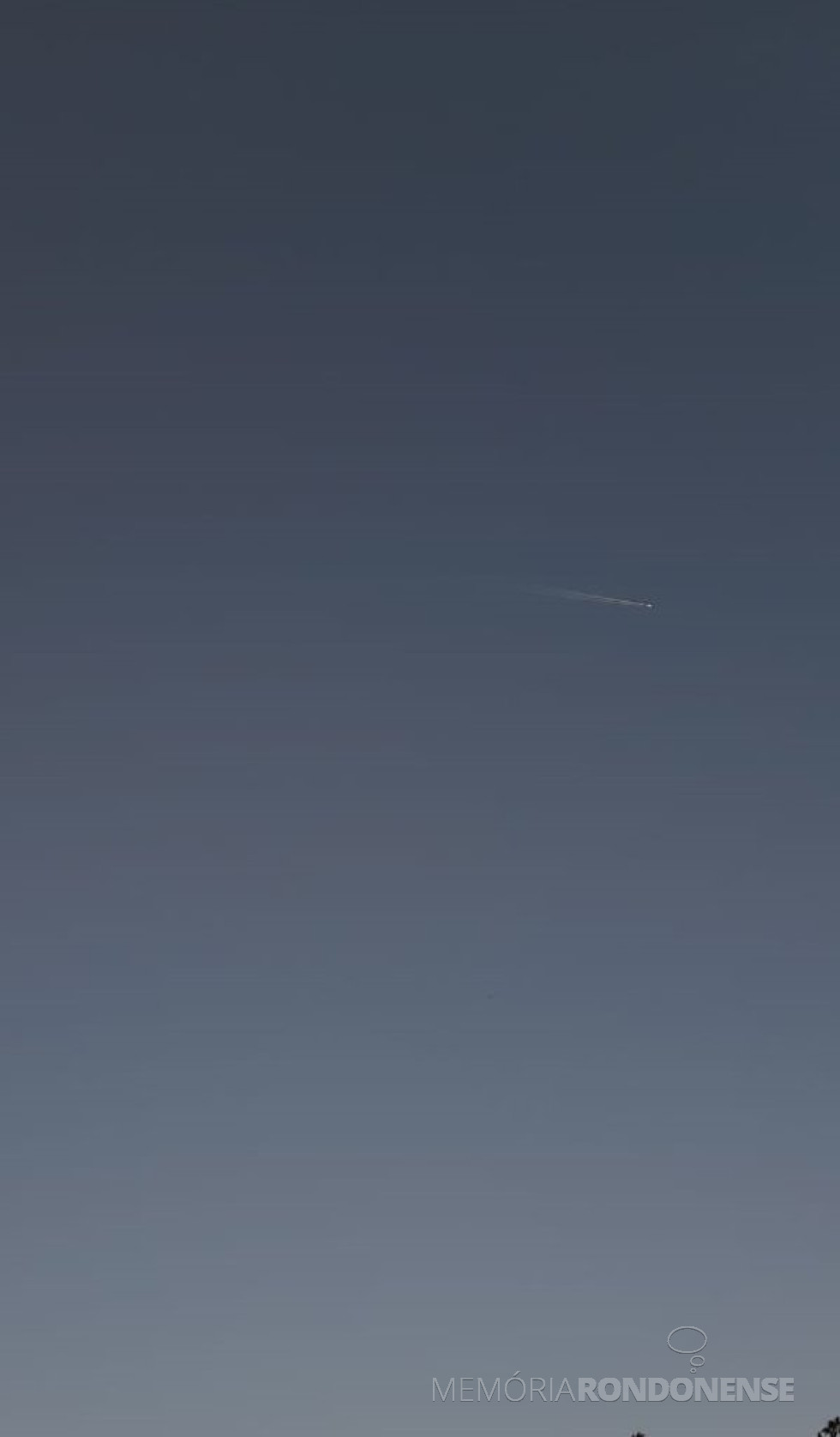 || Avião da empresa Level cruzando o céu em Marechal Cândido Rondon em sua linha para Buenos Aires, em 02 de julho de 2024.
Imagem: Acervo Projeto Memória Rondonense - FOTO 46 -