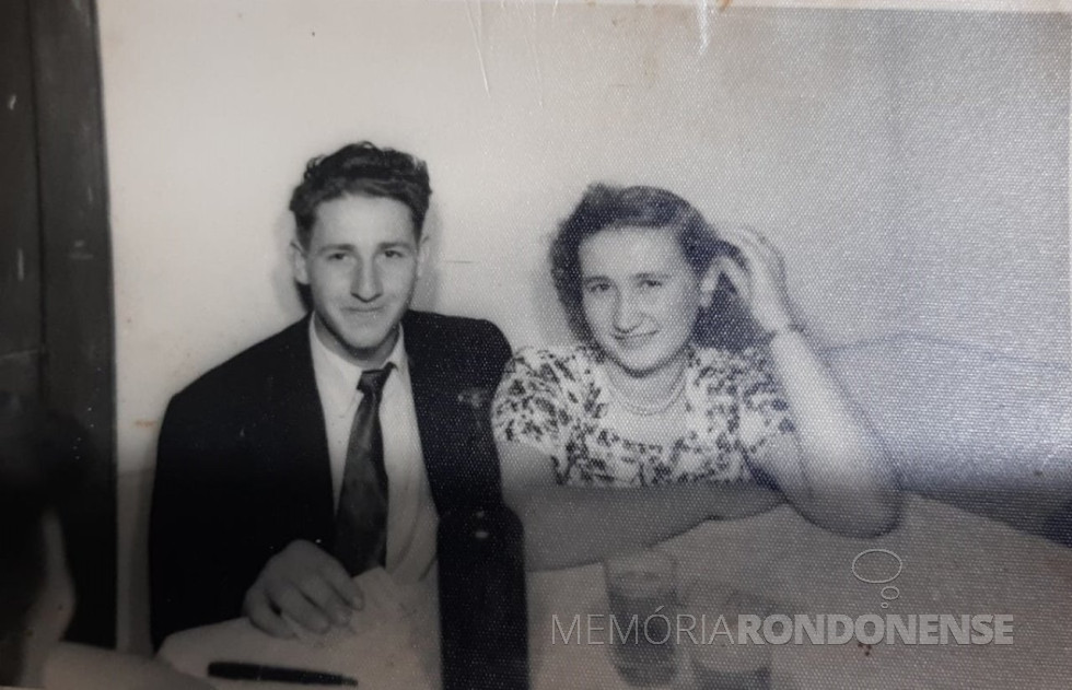 || Casal Ottília e Edwino Wickert, pioneiros dos atual município de Quatro Pontes, que chegou em 1954.
Imagem: Acervo Vera Wickert - FOTO 1 -