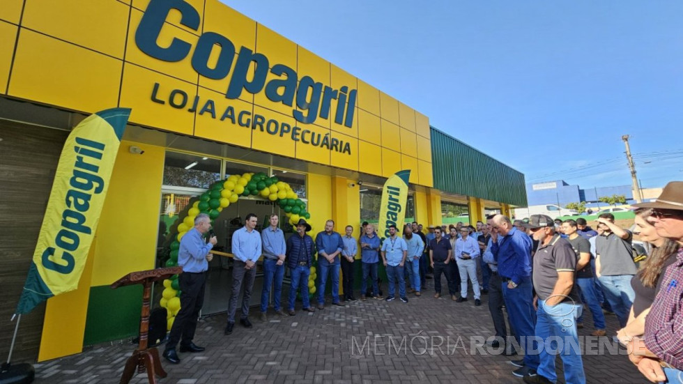 || Eloi Darci Podkova, diretor-presidente da Copagril, fazendo o discurso de inauguração da loja agropecuária na cidade de Ivinhema (MS), tendo ao seu lado, o diretor vice-presidente Luiz Cesar Petry e o diretor secretário Ademir Luiz Griep, em junho de 2024.
Imagem: Acerco Comunicação Copagril - FOTO 23 -